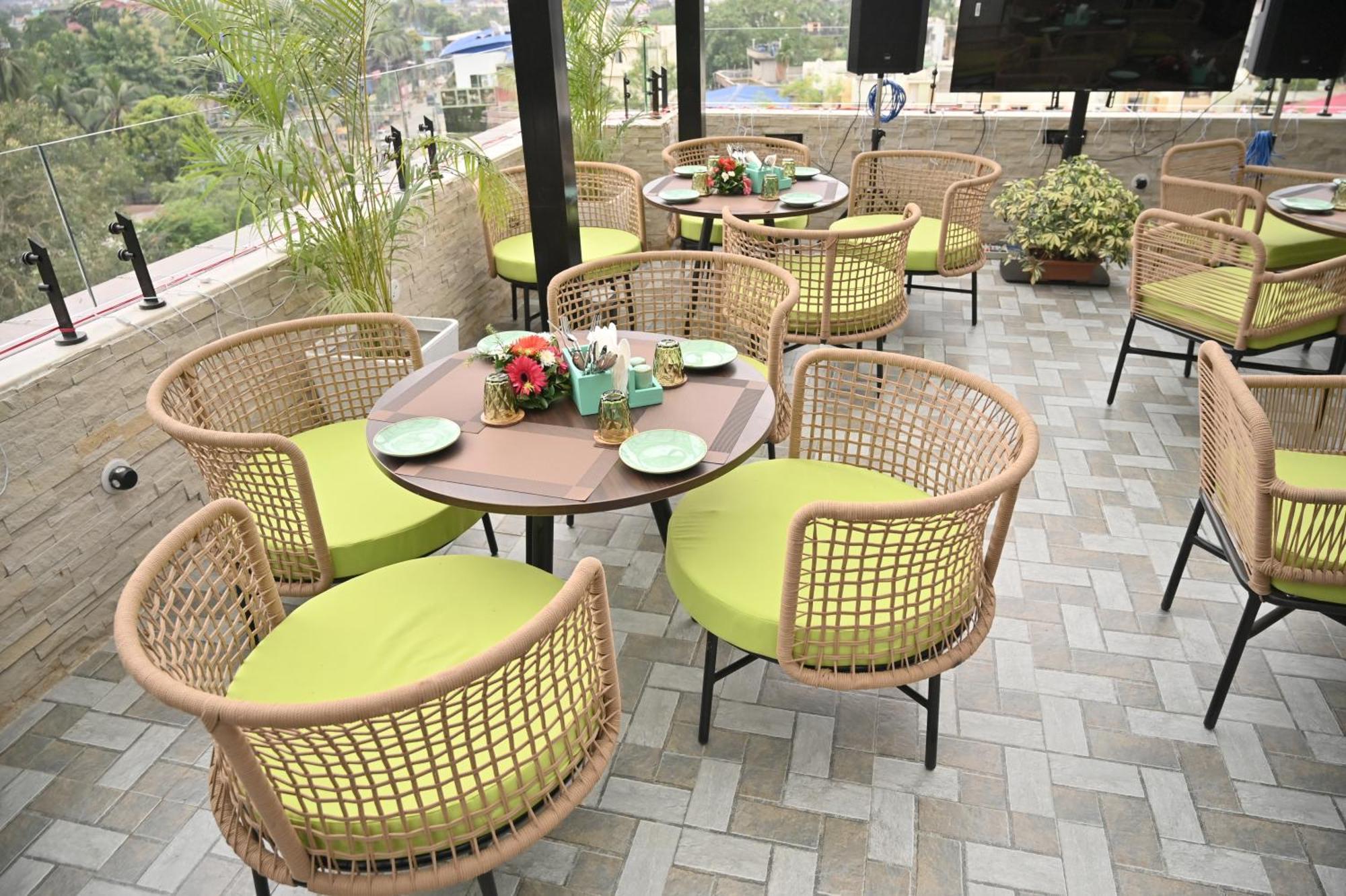 Heavens Garden Empire Otel Guwahati Dış mekan fotoğraf