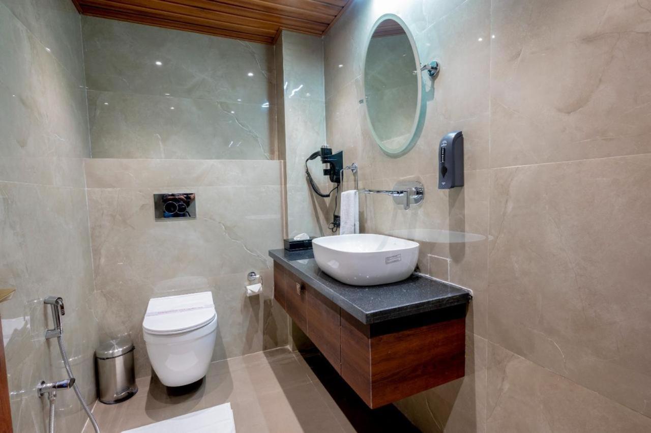 Heavens Garden Empire Otel Guwahati Dış mekan fotoğraf